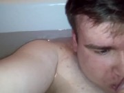 Артем сосет сам себе дрочит ногами лижет ноги в ванной self suck autofellatio self footjob
