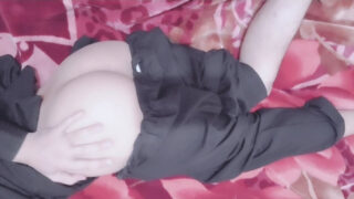 فيلم منزلي الصنع لشباب مراهقين يتعرضون للاغتصاب من الخلف