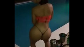Bailando en la piscina