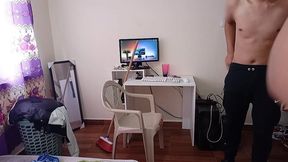 la chica de la limpieza entra a mi cuarto y logro seducirla pongo una camara escondida grabo todos esa follada que gordita tan rica muy buena mamada
