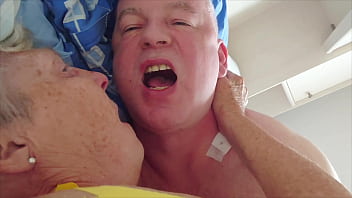 Hei&szlig_es K&uuml_ssen mit nackter alter Oma im Bett