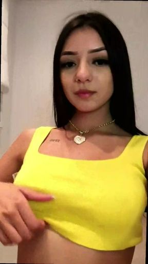 Amateur onlyfan shows off her tits