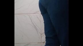 Meu amigo colocou um c&acirc_mera no banheiro do bar, para Grava eu mijando.