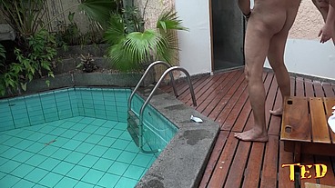 Festa na piscina o dotado goza dentro da buceta da bunduda - Ed Junior - Yasmin Rabetao