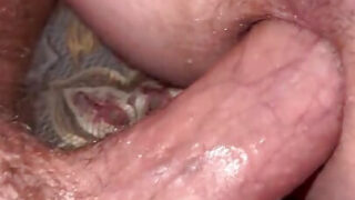 Intenso primo piano POV di sesso anale senza preservativo per papà gay americani amatoriali arrapati che si conclude con una calda masturbazione e eiaculazioni.