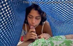 Pequena hermanastra de 18 despierta a su hermanastro para darle una rica mamada y que el se le