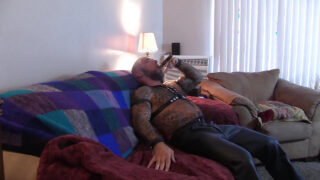 Pompino, cavalcata, fumo, muscoli &#8211; Jason Collins, americano con un tatuaggio da orso e vestito di pelle, si fa scopare anale, grosso cazzo