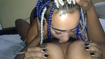 Preta fogosa bandida em um super BI feminino fazendo a Naná gozar de prazer