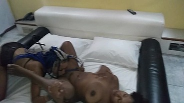 Preta fogosa bandida em um super BI feminino fazendo a Naná gozar de prazer