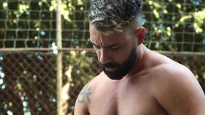 meu amigo cansou de jogar bola e me pediu para chupar suas bolas