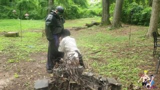 Un simpatico cosplayer di Neko viene catturato da un orco cattivo e costretto a succhiare un cazzo
