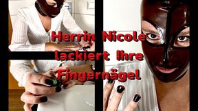 Domina lackiert ihre Fingernägel. Würdest du zukünftig diese Aufgabe übernehmen? Schwarzer Nagellack