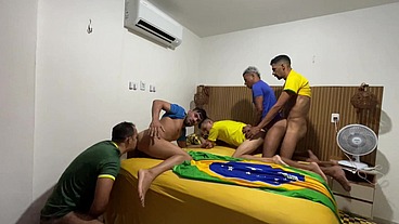 orgia entre brasileiros que torcem assistindo jogos da copa do mundo depois vão trepar - Video 02