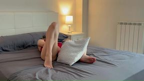 estudiante multiorgasmica frota su cono con la almohada para tener orgasmo