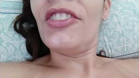 raquel nos bastidores - fazendo bronzeamento, tomando banho, fazendo xixi e gozada na buceta