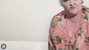 CRAZY WOW chubby mature mother fucks her pussy with