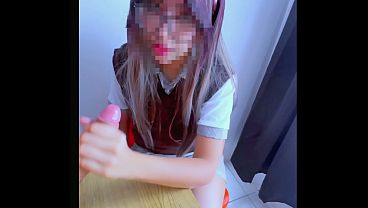 Colegiala en la ESCUELA! Se la chupa a compa&ntilde_ero sentada en la banca de un salon! La DETONAN de PERRITO en el SALON DE CLASES! COMPLETO!