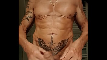 Je pisse dans mon slip avant de me branler, vid&eacute_o compl&egrave_te non flout&eacute_e.