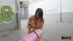 Gorgeous cougar Lily Veroni doesn't care where she screws Jordi Jae