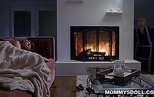 Kenzie Reeves convinces the Milfs Kendra James and Mona Wales in a threesome