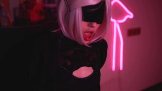 Clipe de filme feminino solo de 2B de Nier: Automata cosplayer vagabunda se masturbando