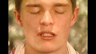 アナルファックの前にフェラチオを共有するアマチュアゲイの男たちのホットな自家製クリップ