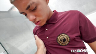 Unge amatør tenåringer stryker store uklippede kuker før het anal pounding