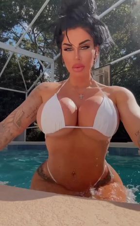 Big-titted trans woman shows off her bouncing boobs in public