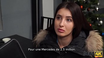 DEBT4k. Dame n&#039_a pas d&#039_argent pour une voiture cool mais la g&egrave_re avec sa chatte