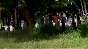 MARIDO FODE COM V&Aacute_RIOS MACHOS NO DOGGING! ELE DEU O CUZINHO NA FRENTE DA ESPOSA