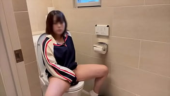 【女子◯生のトイレオナニー】我慢できなくなってト◯レでオナニーしてしまう女子◯生。