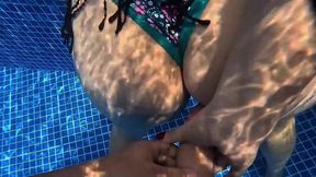 sexo en la piscina con una desconocida termina en corrida interna