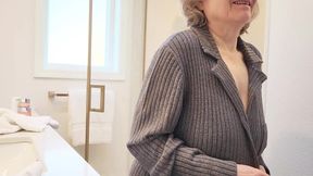 Enthusiastic GILF Exhibitionist