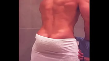 veo a mi amigo llegar del bar y ba&ntilde_arse y no resisto me meto en la ducha con el