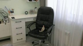 Sit on a chair with a doll and fart MP4 FULL HD 1080p