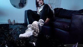 Facesitting and Dirty Trainers Worship