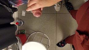 je le fais ejaculer dans la cabine d essayage