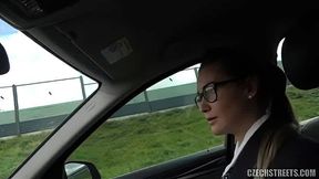 Stewardess wird geil im Auto