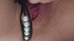 je suis tout excitee avec ce string a perle, je me sens salope ! et toi tu es ...