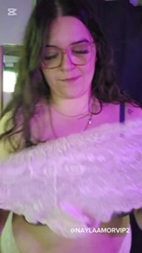 Voyeur Espiame mientras me cambio la ropa interior ... me caliento y termina en masturbacion