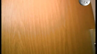 A esta zorra le dan una paliza en el culo