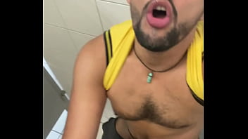 NO BANHEIRO DA EMPRESA COM O FUNCION&Aacute_RIO NOVO.