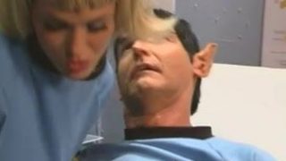 Janice Rand, cosplayer van Star Trek, leert Spock hoe hij moet neuken.