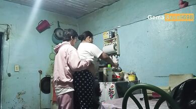 La sirvienta me sorprende en la cocina y casi nos cachan haciendo el amor