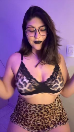 OnlyFans babe showcases her big tits
