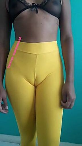 Amateur ebony wife flaunts pussy in tight leggings
