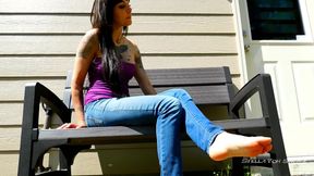 Foot Worship Outdoors: Sexy Bare Feet
