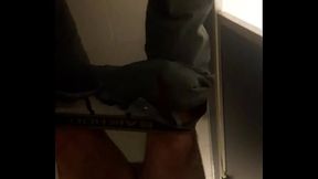 Espiando en el ba&ntilde_o del Walmart