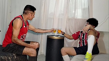 Convidei meu amigo jogador para tomar um Drink e comentar sobre o jogo do SP e acabamos fodendo gostoso