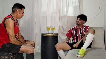 Convidei meu amigo jogador para tomar um Drink e comentar sobre o jogo do SP e acabamos fodendo gostoso